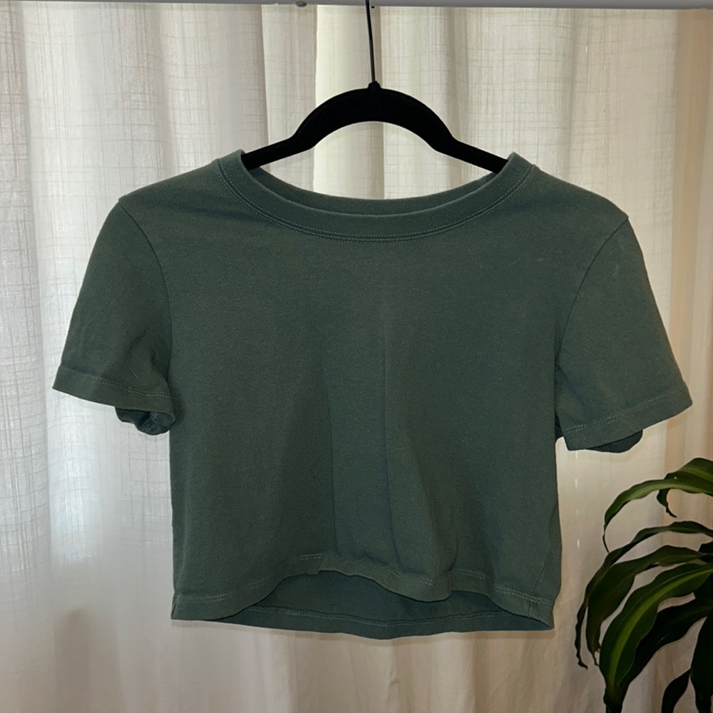 urban outfitters green cropped tee shirt